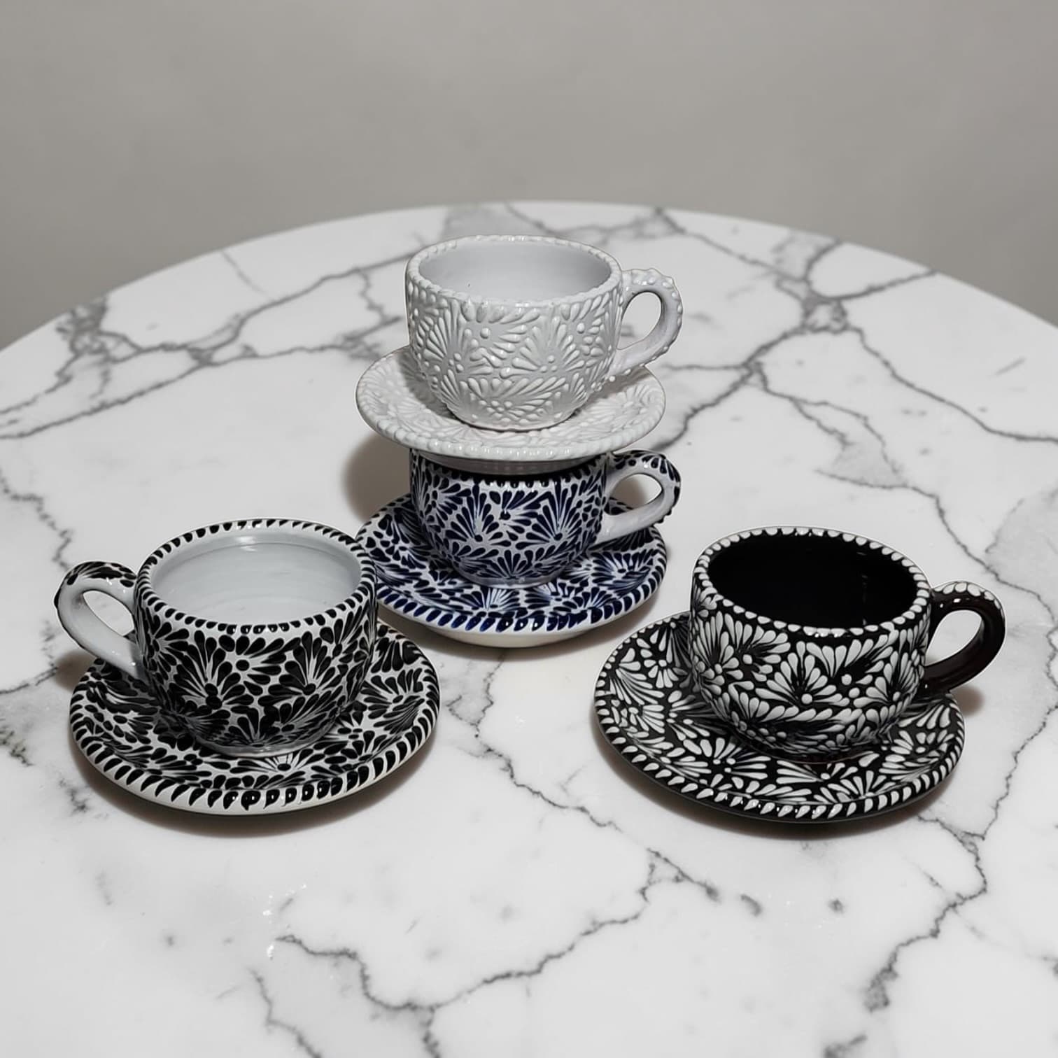 Taza con Plato — Negro, Blanco y Azul