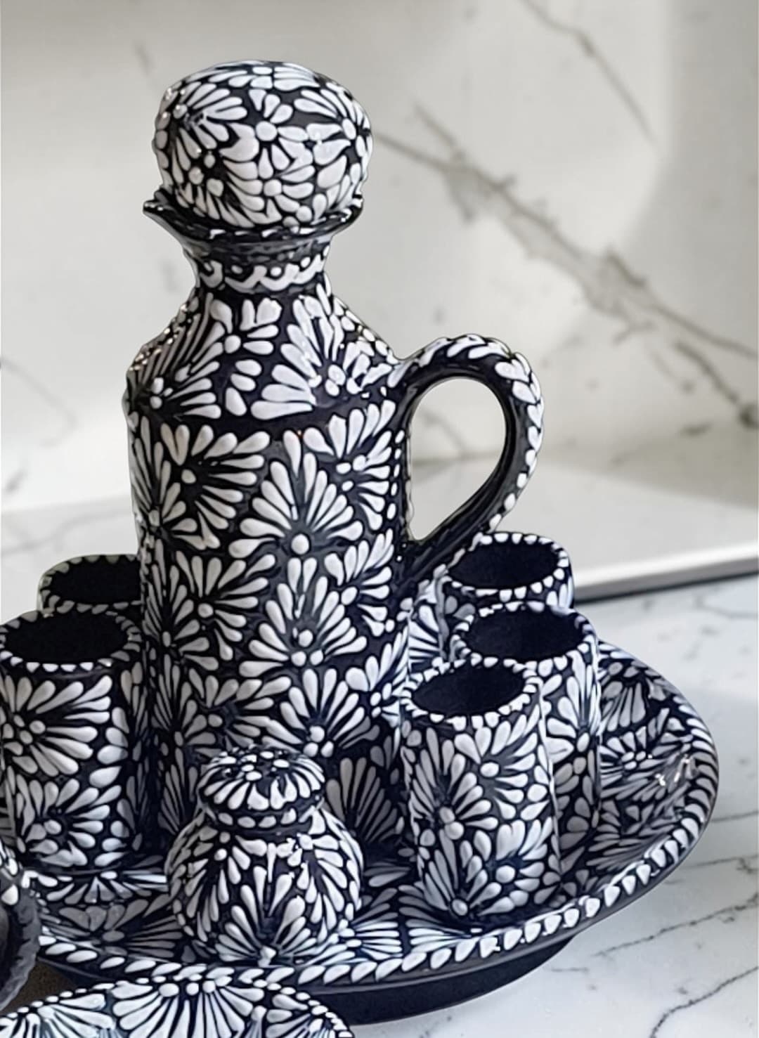 Licorera — Negro y Blanco