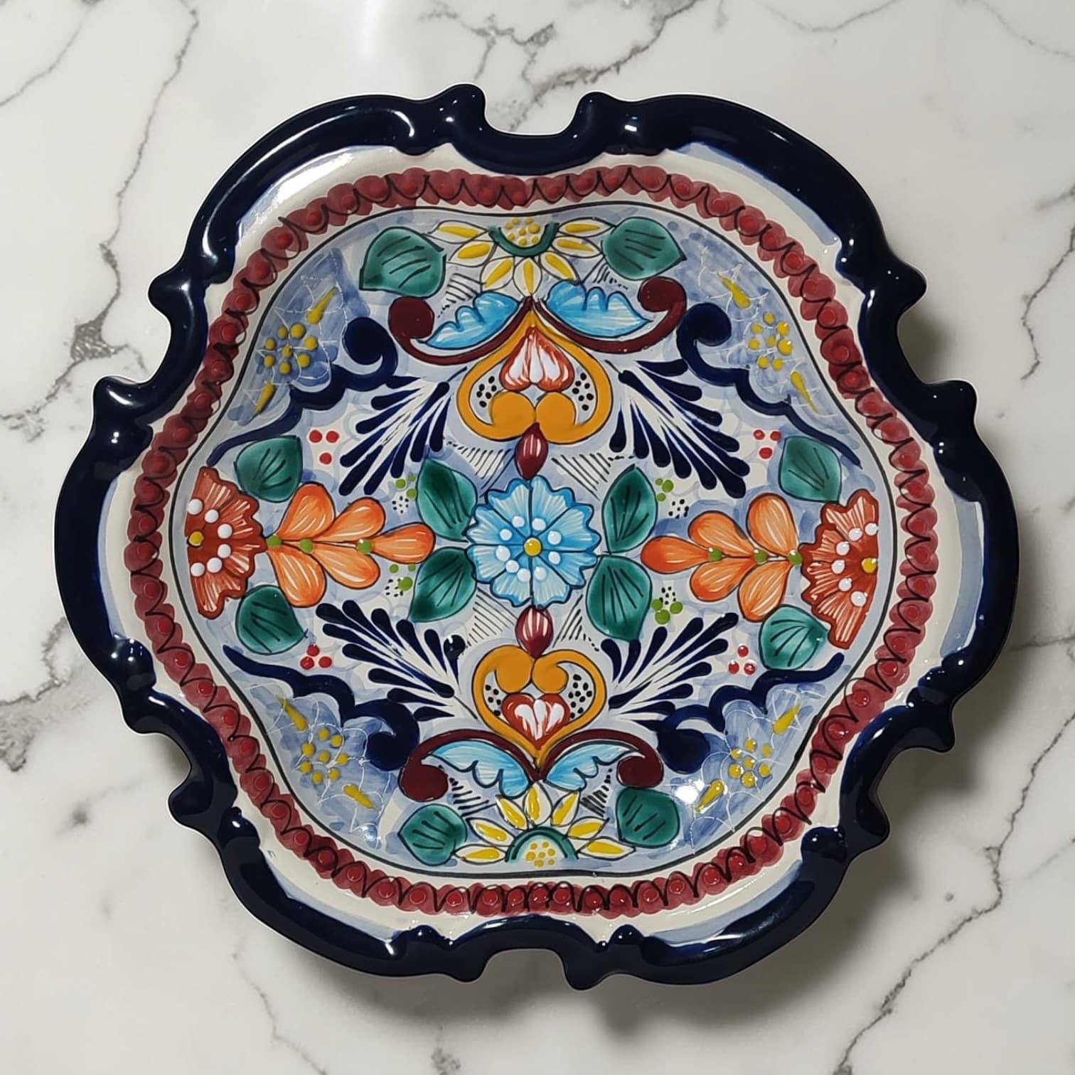 Detalle de plato colorido de Talavera