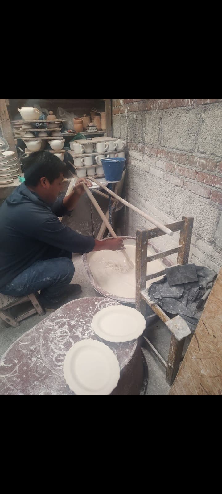 Artesano preparando el barro en el taller